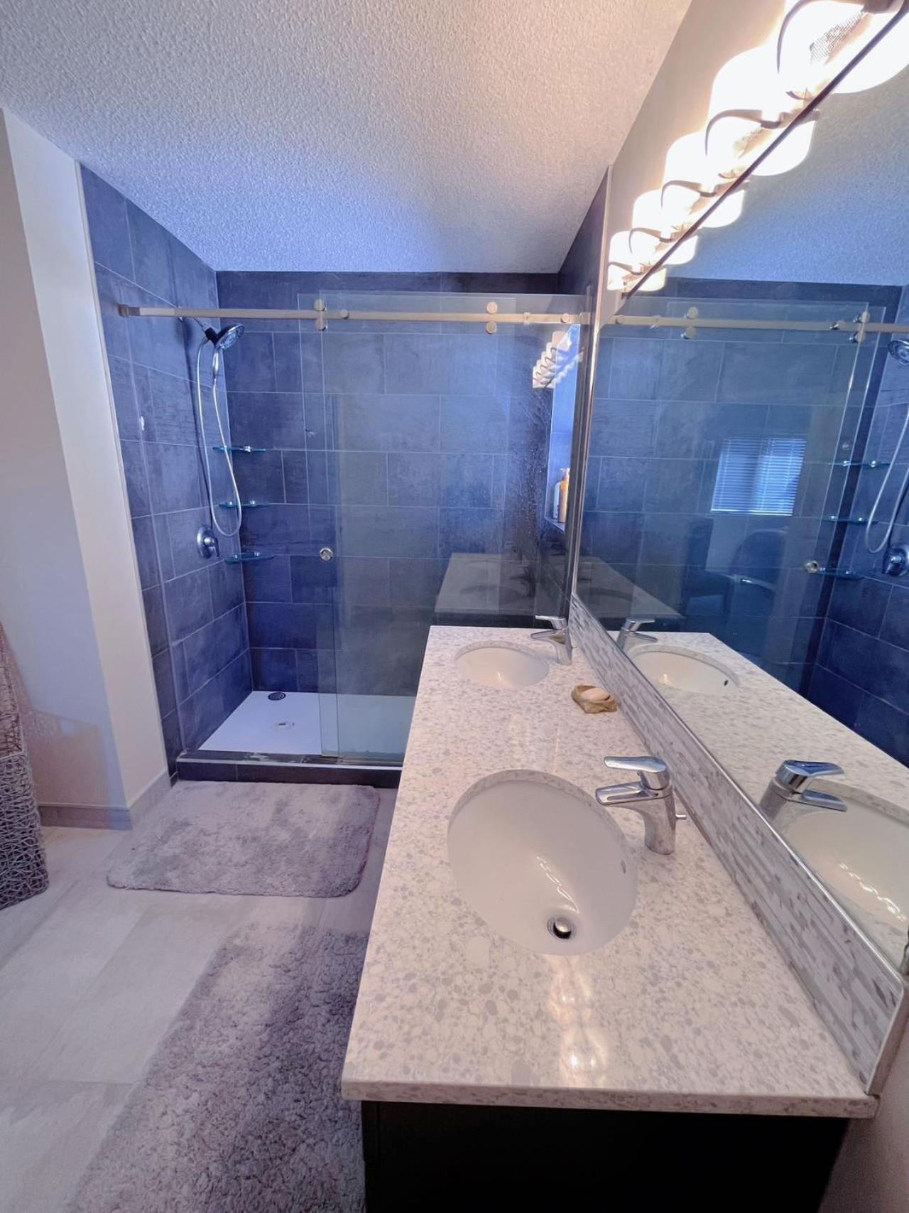 Best Garden House&3 Mins Bus Station Close C-Train&Free Parking YYC Szoba fotó